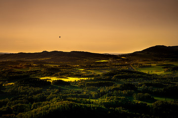 Zachód słońca z balonem w Rudawach Janowickich w Polsce.  Sunset with a balloon in Rudawy Janowickie Mountains in Poland. - obrazy, fototapety, plakaty