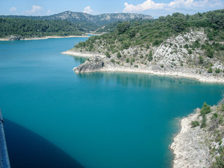 Fototapeta premium Lac de Barrage de Bimont proche d'Aix-En-Provence