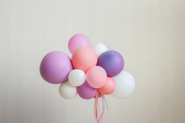cake topper, balloons lilac and pink, colorful balloons on the table