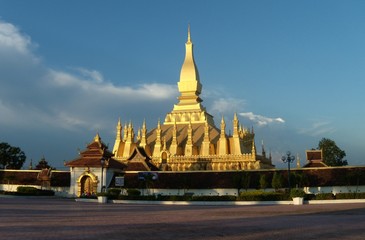 Fototapeta premium Wat Phra That Luang Is an old temple with Laos Located in Vientiane, Laos