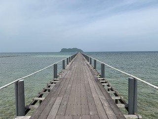 Obraz premium wooden bridge over the sea