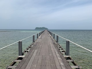 Obraz premium wooden pier in the sea