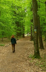 dziewczyna na szlaku turystycznym