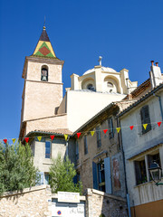 Fototapeta premium Allauch église au toit coloré de Provence