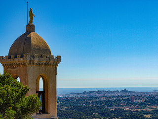 Allauch Statue de la Vierge Marie regardant Marseille et la méditerranée