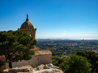 Allauch Statue de la Vierge Marie regardant Marseille et la méditerranée