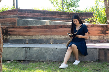 Fototapeta premium Bookworm woman in the park.