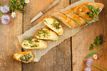 Kräuterbutterbaguette Baguette Kräuterbutter Kräuter Butter Brot Scheiben Stücke Grillen Sommer