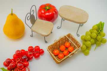 テーブルに置かれた野菜とフルーツ