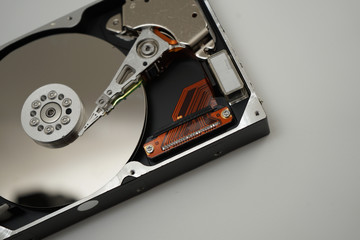 分解されたハードディスクドライブのイメージ