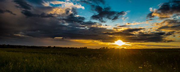 Zachód słońca na polu uprawy rzepaku © RITHOR