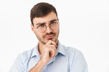 Photo closeup of thinking young man posing and looking at camera