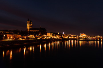 Fototapeta na wymiar Magdeburg bei Nacht