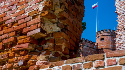 Polska flaga na wieży zamku