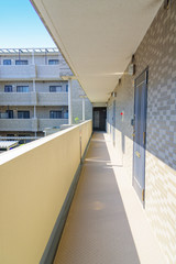 マンションの廊下（縦）