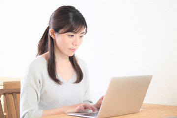 テレワーク　在宅勤務　女性