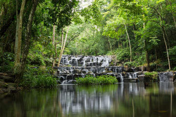 Fototapeta na wymiar The famous waterfall of Sam Lan Waterfall National Park in Saraburi during the tourist season is The end of the rainy season 