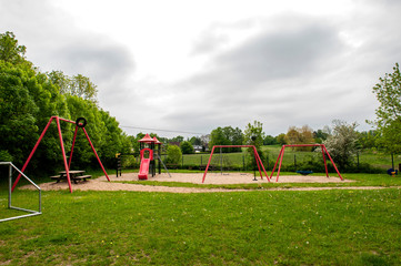 Obraz na płótnie Canvas Leerer Spielplatz beim Dorf Sieseby, Halbinsel Schwansen, Schlei, Schleswig-Holstein, Deutschland