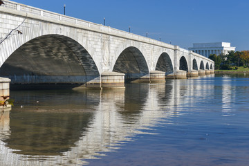 Fototapeta na wymiar Washington D.C. in autumn foliage - Memorial Bridge and Potomac Rİver 