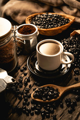 Café sobre tablas de madera, café molido y granos de café