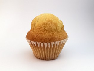 cupcake de vainilla sobre fondo blanco