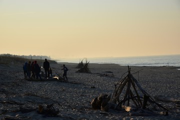 Fototapeta na wymiar young people playing on the beach