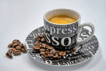 Espressotasse und Kaffebohnen
