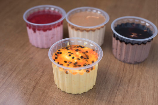 helados de sabores  chocolate  dulce de leche  frutilla Mburucuy&aacute; en un    basos de pl&aacute;sticos 