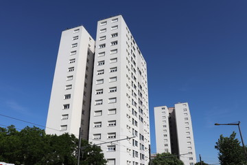 Tours du quartier Les Minguettes - Ville de V&eacute;nissieux - D&eacute;partement du Rh&ocirc;ne - France - Quartier de HLM construit dans les ann&eacute;es 1960