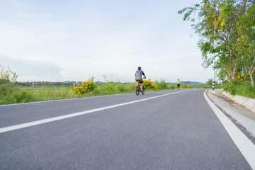 Obraz premium women riding a bicycle in thailand