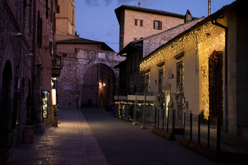 Restaurante elegante en pueblo medieval de Italia iluminado por luces cálidas en el anochecer 