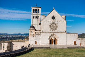 Iglesia antigua de San Francisco de Asís en día soleado de invierno