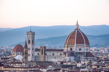Fototapeta na wymiar Catedral de Florencia en el atardecer con colinas de fondo