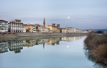 Obraz premium Vista de ciudad europea reflejada en aguas de un río 
