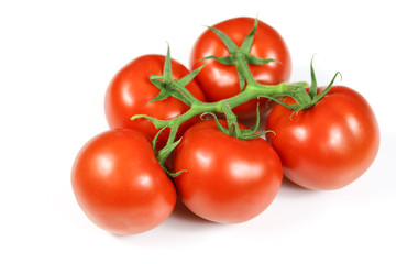 tomate en grappe sur un fond blanc
