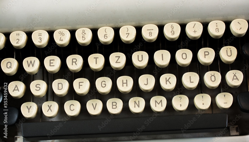 Poster High angle shot of an antique typewriter on a white surface