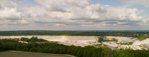 Kalkabbau aus einem Kalksteinbruch und einer Kreidegrube