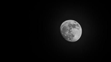 Der Mond kurz vor Vollmond.