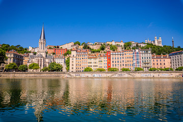Fototapeta na wymiar Quartier Saint-Georges et vieux Lyon vu des quais de Saône