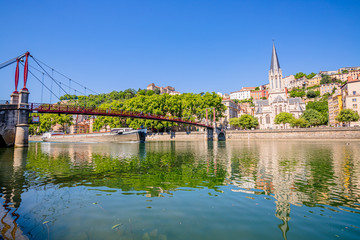Fototapeta na wymiar Passerelle Saint-Georges et vieux Lyon vu des quais de Saône 