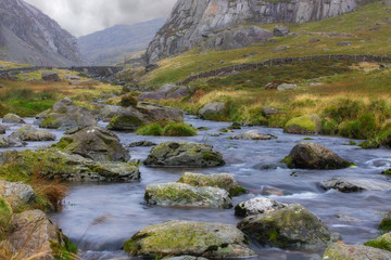 felsige flusslandschaft in wales