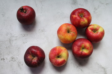 red apples on wooden table - obrazy, fototapety, plakaty