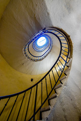 Obraz premium Escalier à puits central dans un immeuble du Vieux Lyon