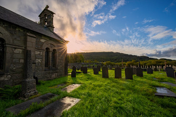 kleine alte kirche im sonnenuntergang