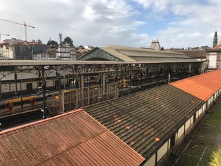 Estaci&oacute;n de trenes S&atilde;o Bento vista desde otro &aacute;ngulo a&eacute;reo en Porto, Portugal.