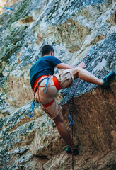 Strong man climbs the rock