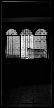 window in the dark
Gye - Ecua