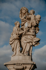 Obraz premium old baroque sculpture serves as a meeting point for pigeons in Prague