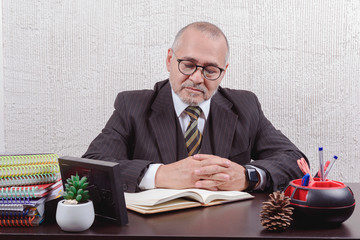 Profesor de escuela en su escritorio tomando notas