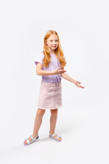 Naklejka premium cute red-haired girl gestures and laughs